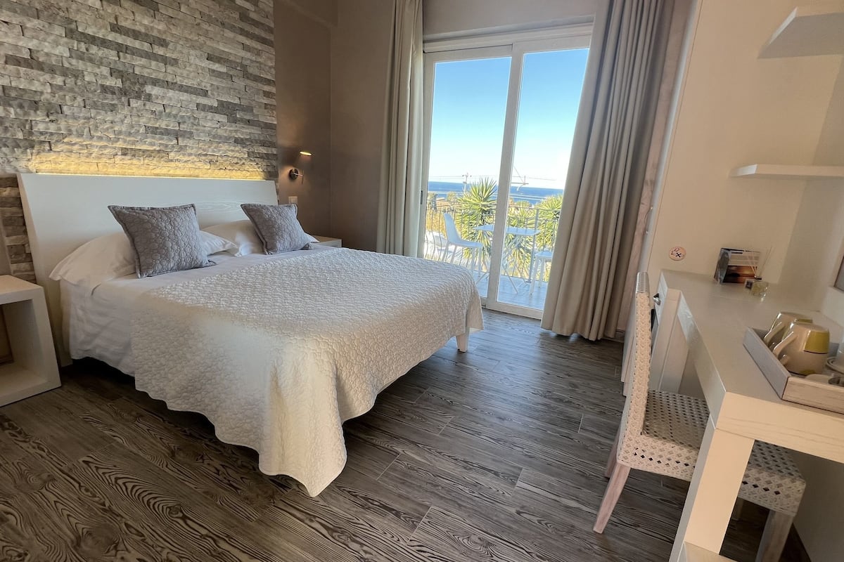 Chambre luxueuse double | Minibar, coffre-fort, accès au Wi-Fi (inclus), literie fournie