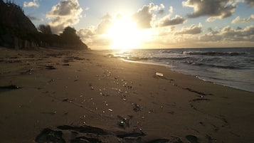 Pasir putih dan antar-jemput ke pantai