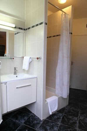 تجهيزات دش، مستلزمات مجانية للعناية الشخصية، مجففات شعر، مناشف