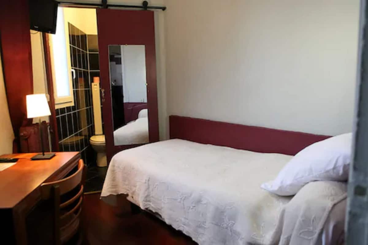 Eenpersoonskamer | Luxe beddengoed, een kluis op de kamer, individueel gedecoreerd