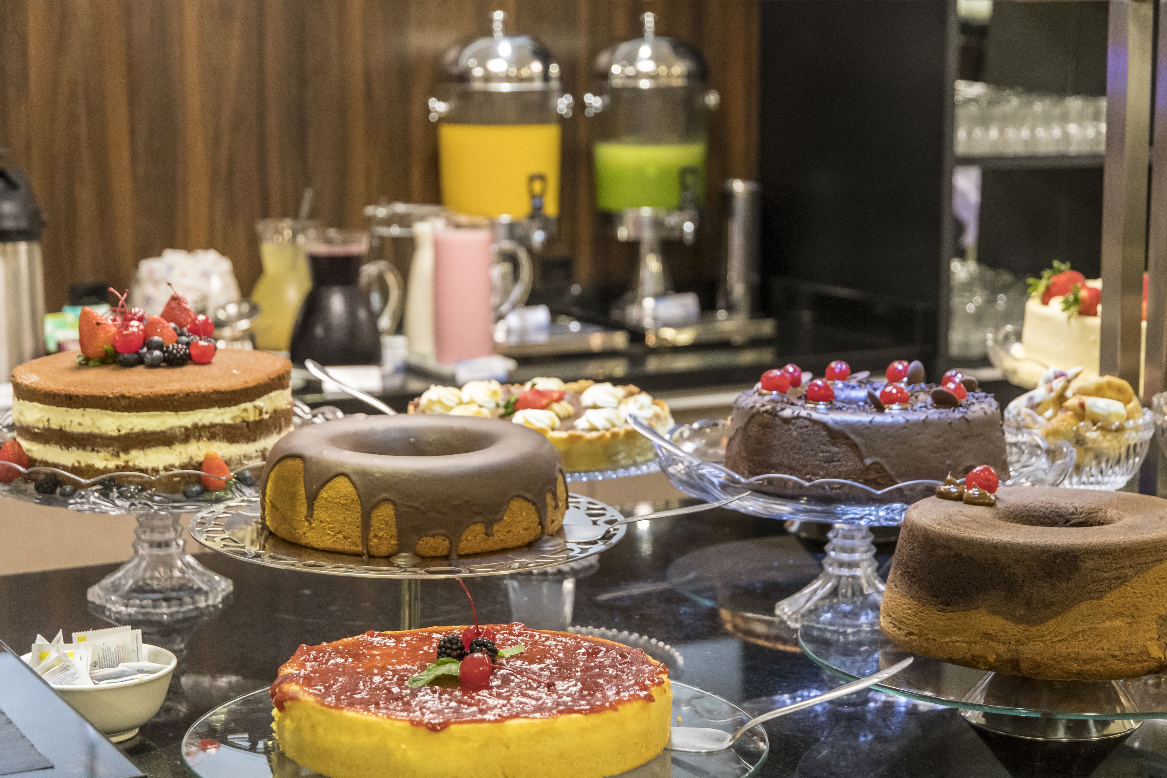Variedad de pasteles expuestos en un bufé.