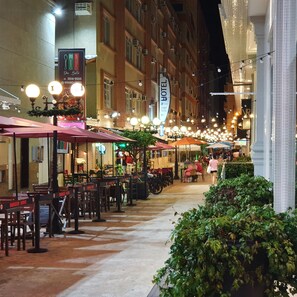 A hotel courtyard with outdoor seating, a visible restaurant, and a sign for Burger King. - Hotel Gumz (Balneário Camboriú)