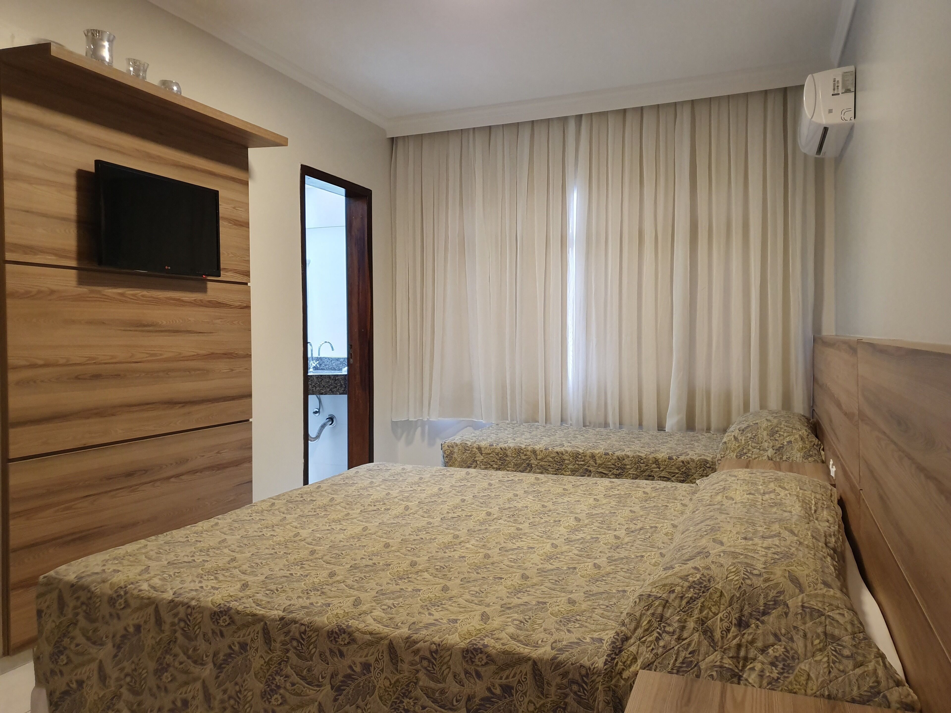 Superior-værelse til 3 personer | Minibar, pengeskab på værelset, skrivebord