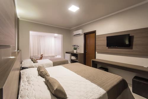 Quarto quádruplo superior plus | Frigobar, cofres nos quartos, escrivaninha