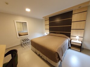Kamar Keluarga | Minibar, brankas, meja kerja, dan ruang kerja ramah laptop