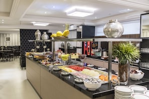 Free daily buffet breakfast  - Hotel Gumz (Balneário Camboriú)