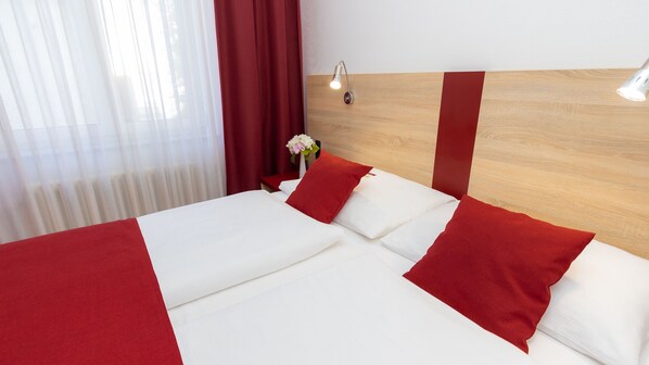 Chambre simple Confort, 1 lit double | Literie hypoallergénique, bureau, rideaux d’obscurcissement