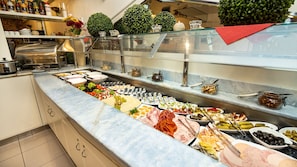 Breakfast buffet - Leomar Flatrate Hotel (Ulm)