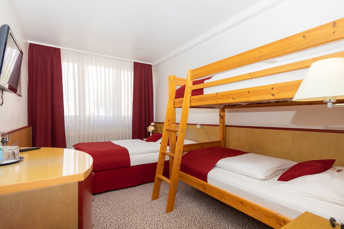 Familiekamer, meerdere bedden (4) | Hypoallergeen beddengoed, een bureau, verduisterende gordijnen