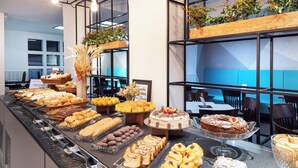 Un bufé con diversos postres y pasteles.