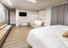 Minibar, in-room safe, desk, free WiFi