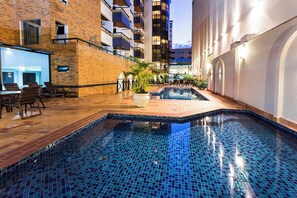 Una piscina cubierta, una piscina al aire libre