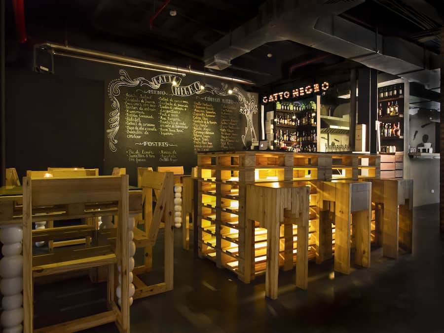 Sarapan ala kontinental setiap hari (USD 10 per orang)