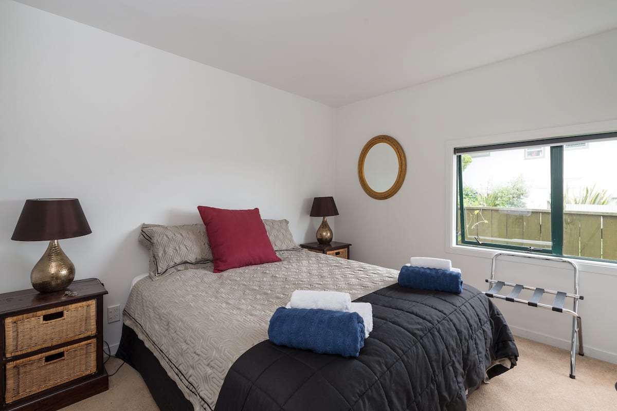 Camera Standard, 1 letto queen | Biancheria da letto di alta qualità, copriletto in piuma, Wi-Fi gratuito