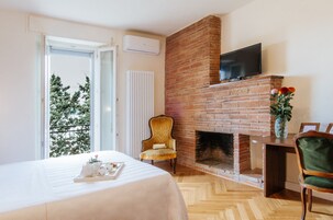 Habitación triple | Minibar, caja fuerte, escritorio y cunas gratuitas