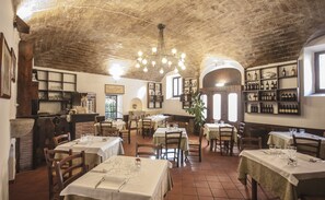 Breakfast, lunch, dinner served; Italian cuisine, alfresco dining