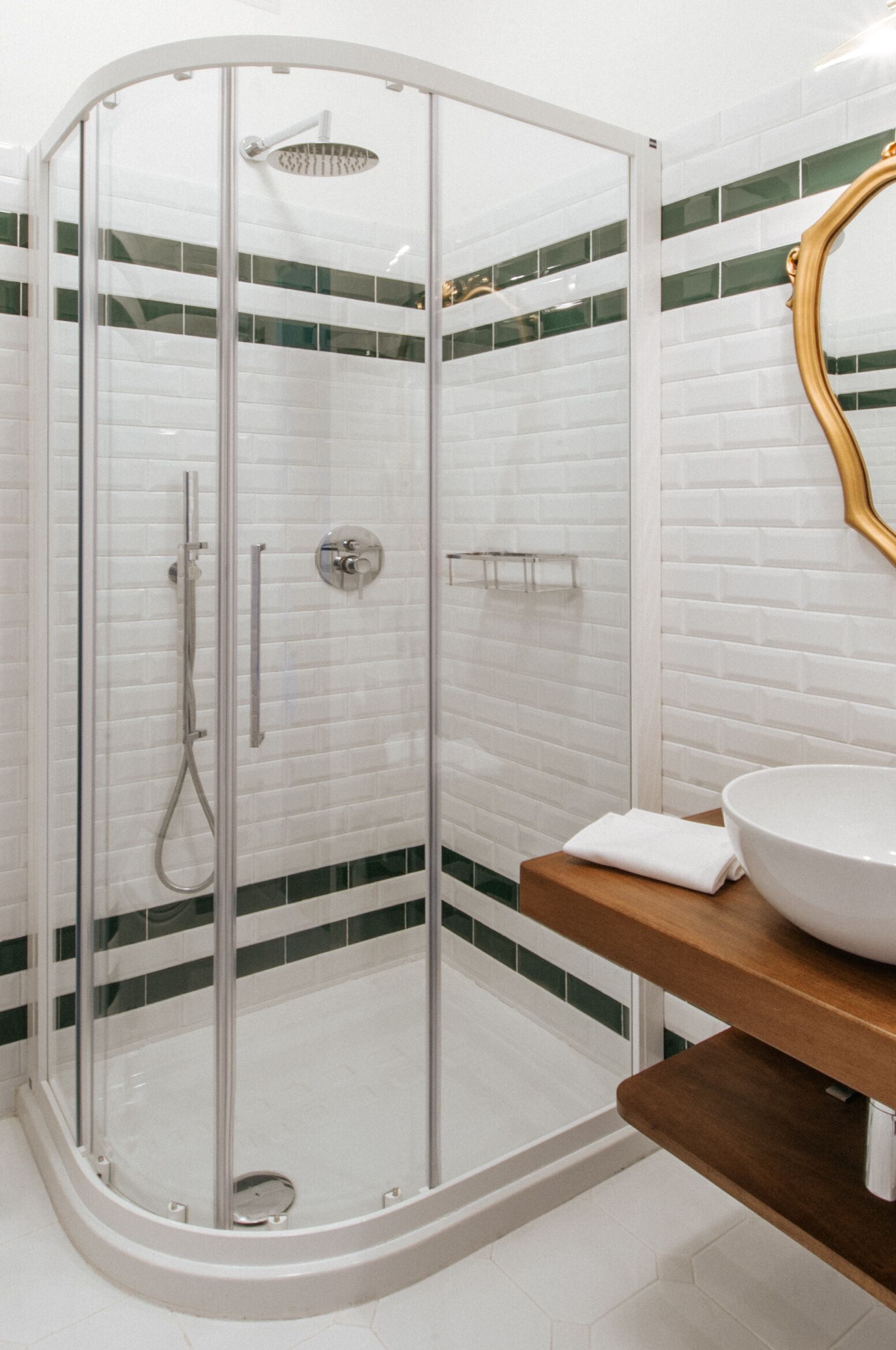 Shower, free toiletries, hair dryer, bidet