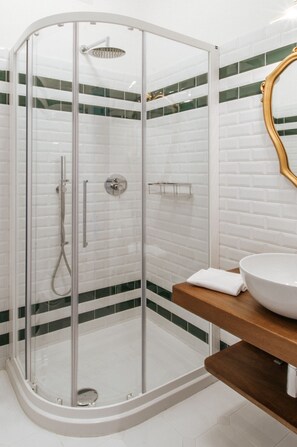 Bruser, gratis toiletartikler, hårtørrer, bidet