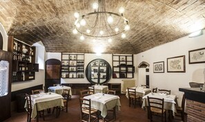 Breakfast, lunch, dinner served; Italian cuisine, al fresco dining