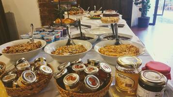 Una mesa de buffet con diferentes alimentos y condimentos.