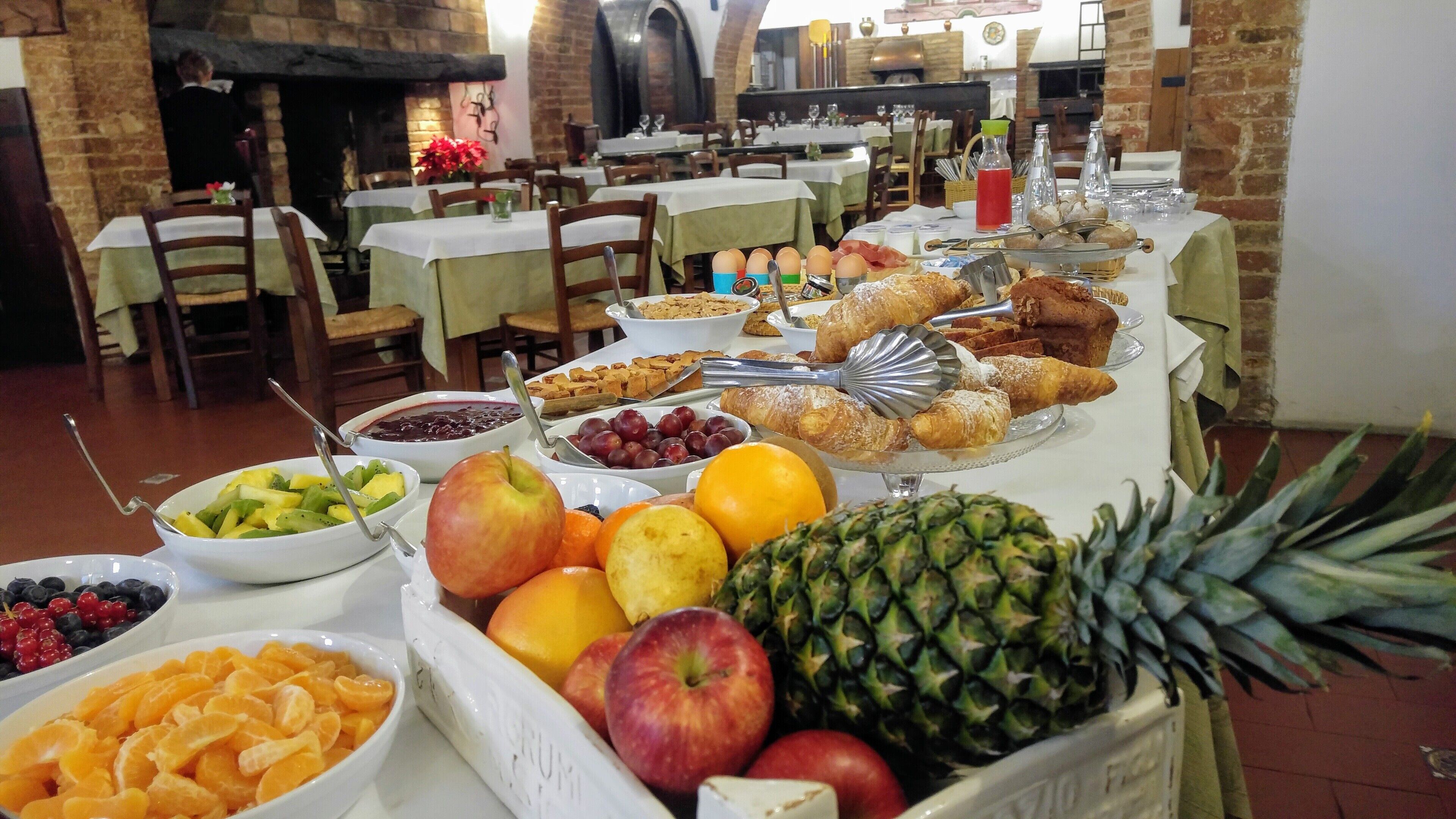 Ein reichhaltiges Buffet mit verschiedenen Früchten und Gebäck.