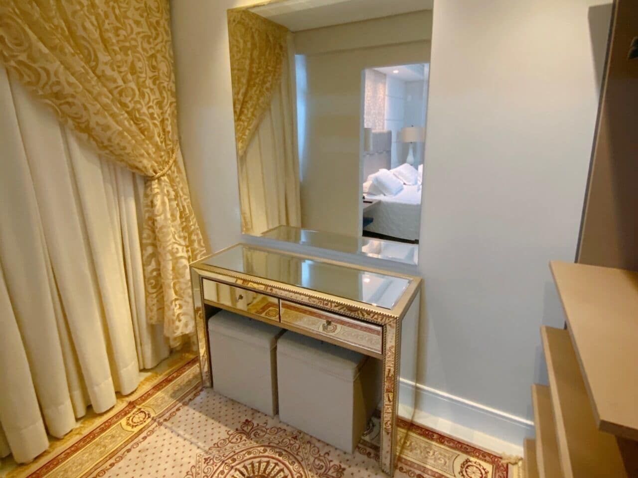 Une salle de bain avec un meuble-lavabo, un miroir et un tapis à motifs.