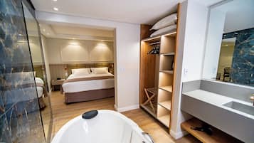 Suíte premier | 1 quarto, roupas de cama premium, frigobar, cofres nos quartos