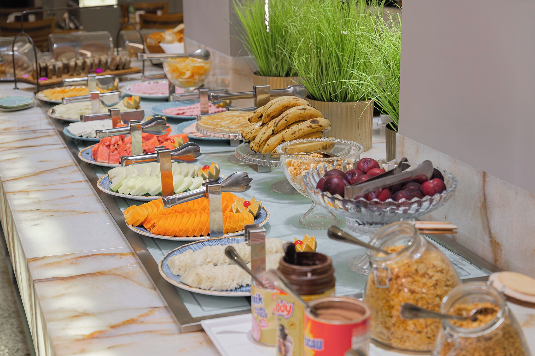 Un buffet proposant une variété d’aliments, notamment des fruits, des légumes et des céréales.