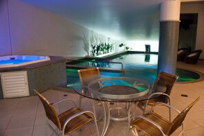 Innendørsbasseng og solsenger