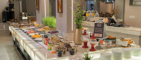 Der serveres morgenmad og frokost