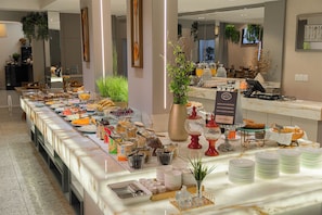 Frühstück und Mittagessen