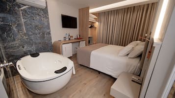 Premium Suite | Premium bedding, minibar, in-room safe, desk