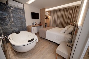 Premium-Suite | Hochwertige Bettwaren, Minibar, Zimmersafe, Schreibtisch