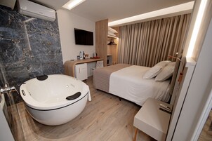 Premium Suite | Premium bedding, minibar, in-room safe, desk