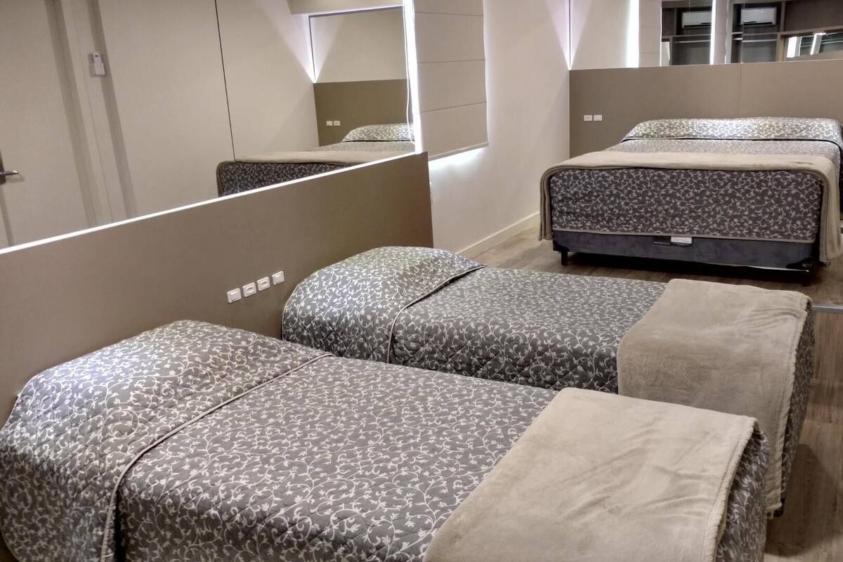 Minibar, coffres-forts dans les chambres, bureau