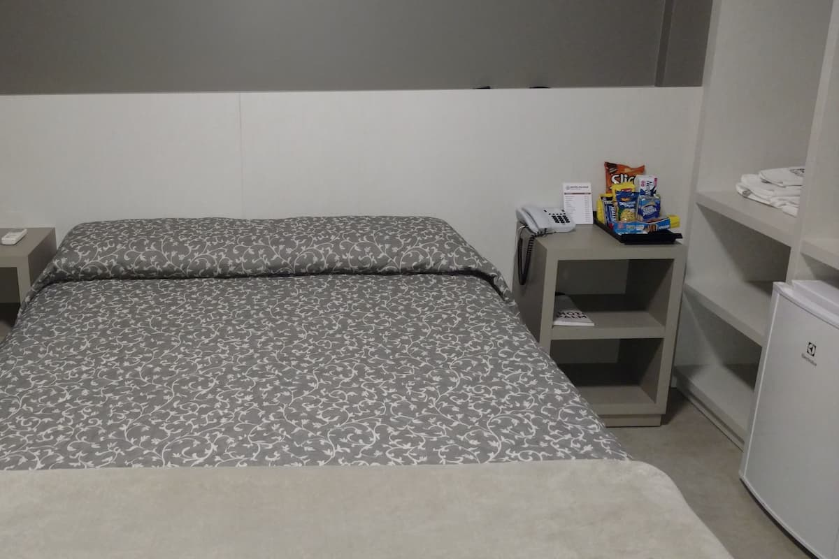 Minibar, värdeförvaringsskåp på rummet och skrivbord