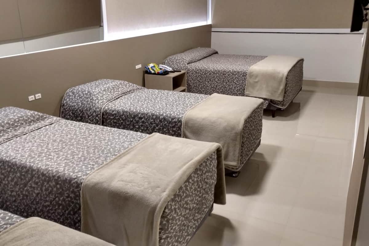 Minibar, coffres-forts dans les chambres, bureau