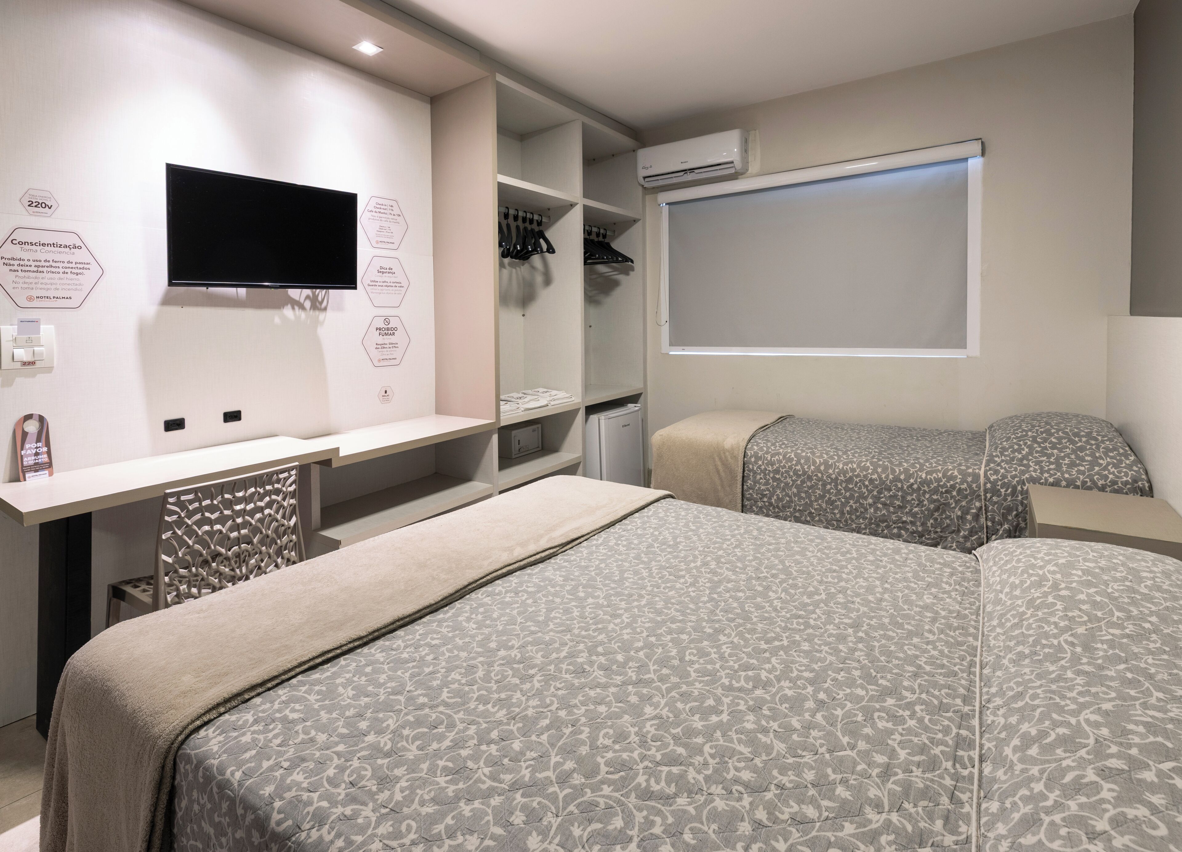 Quarto Triplo Standard -  3 Camas de Solteiro Ou 1 Cama de Casal e 1 Cama de Solteiro  | Minibar, in-room safe, desk, laptop workspace