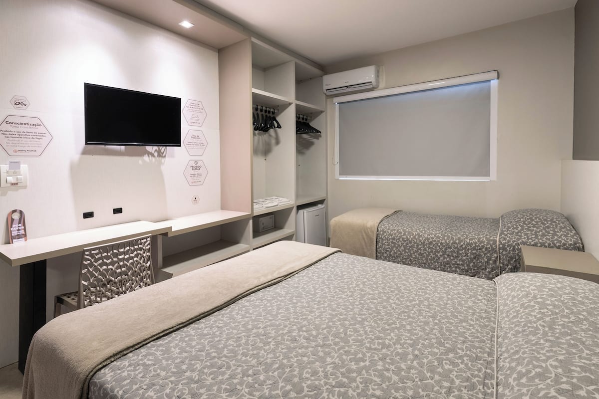 Minibar, caja de seguridad en la habitación y escritorio