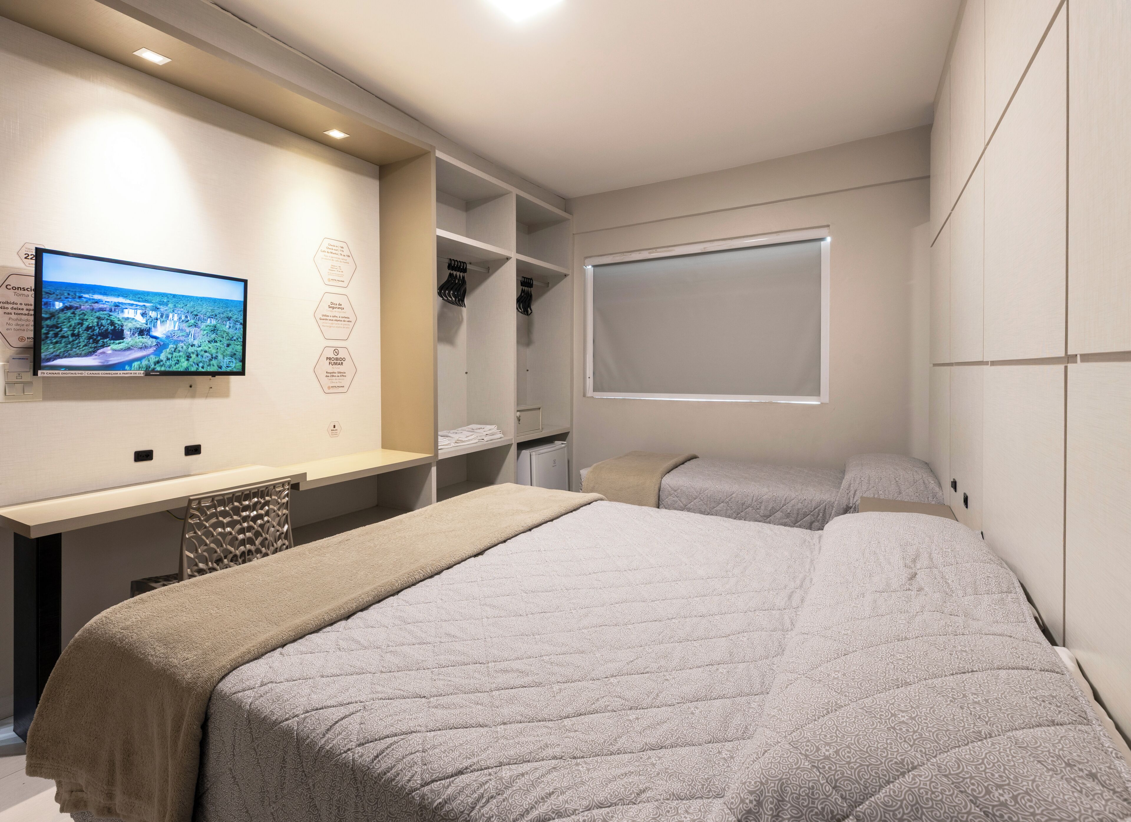 Quarto Triplo Standard - 1 Cama de Casal e 1 Cama de Solteiro e 1 Cama Auxiliar | Minibar, in-room safe, desk, laptop workspace
