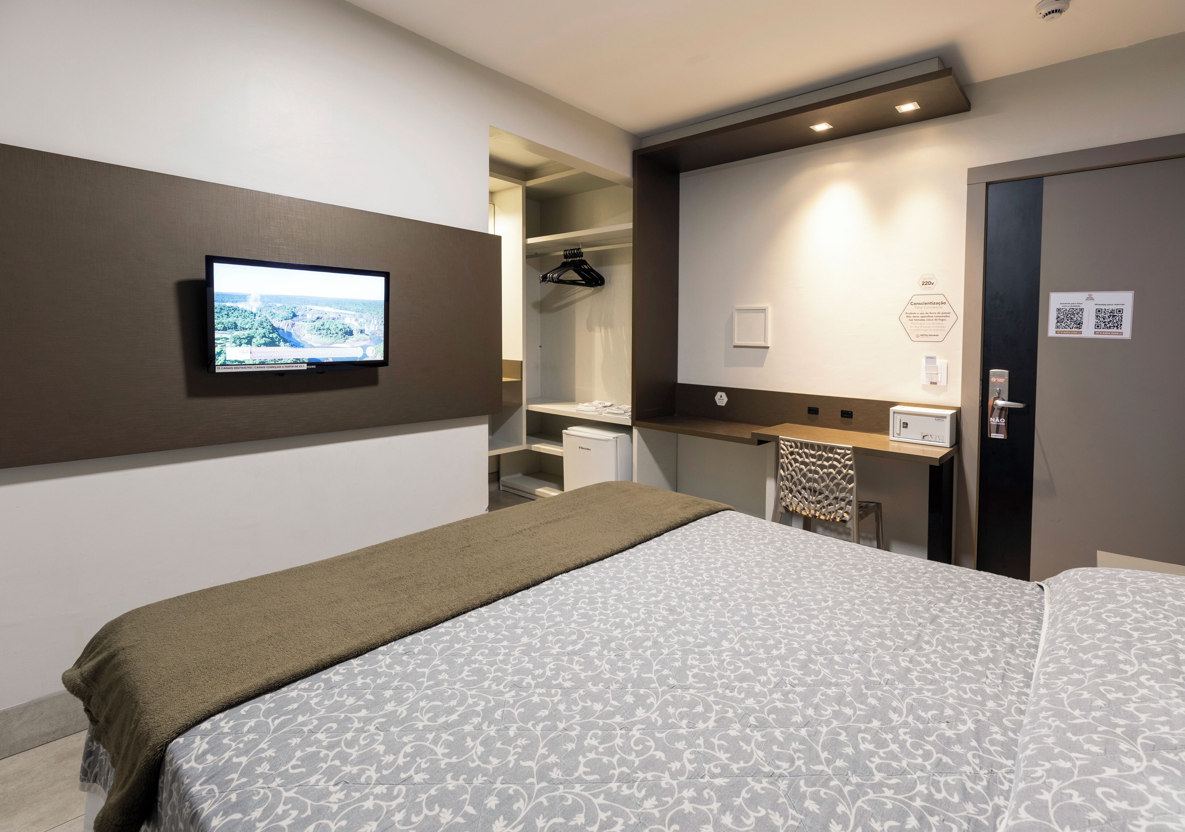 Quarto Duplo com Cama King-size | Minibar, in-room safe, desk, laptop workspace