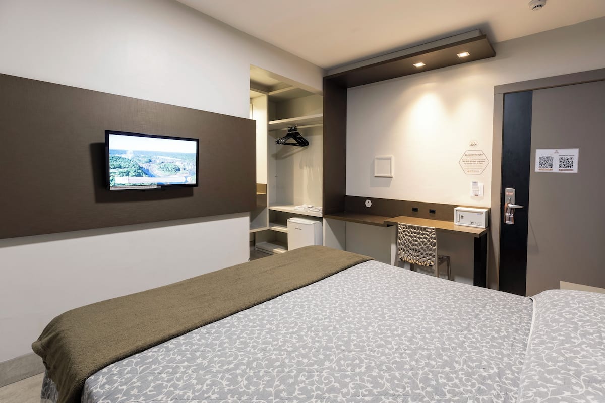 Minibar, caja de seguridad en la habitación y escritorio
