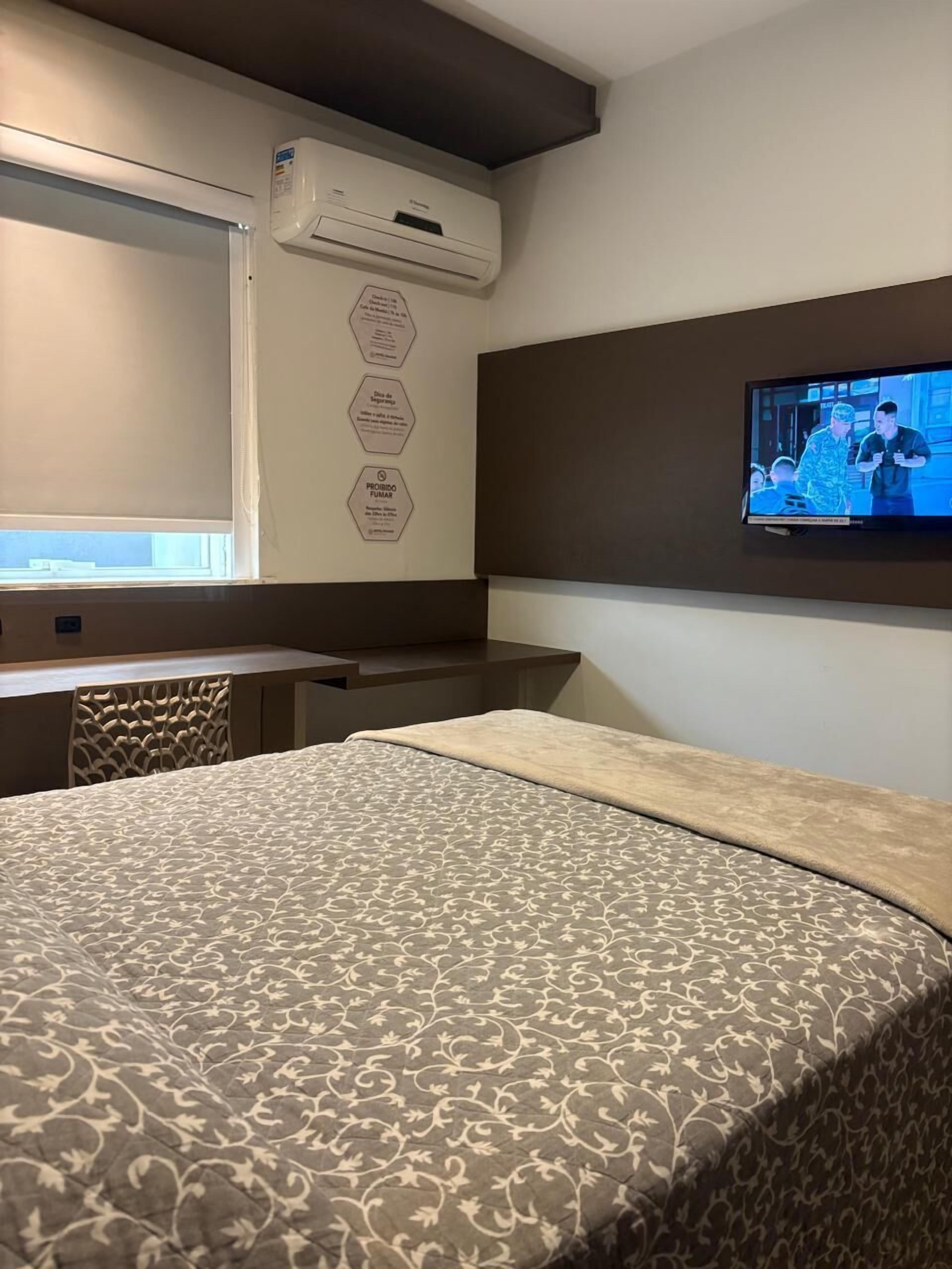 Quarto Duplo com Cama King-size | Minibar, in-room safe, desk, laptop workspace