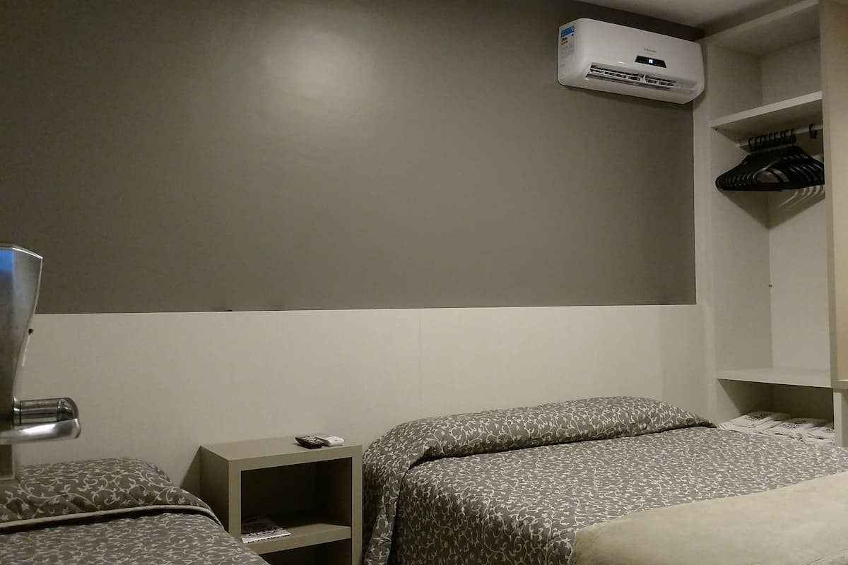Superior Quintuple Room 2 c 1 s | Minibar, värdeförvaringsskåp på rummet och skrivbord