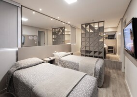 Minibar, caja de seguridad en la habitación y escritorio