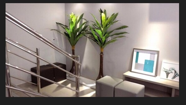 Family Duplex, 3 Bedrooms | Living room | 32-inch LCD TV with cable channels - Hotel Palmas Executivo (Balneário Camboriú)