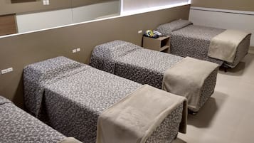 Standard Quintuple Room 1 c 3 s | Minibar, safe på rommet, skrivebord og skrivebord for bærbar PC