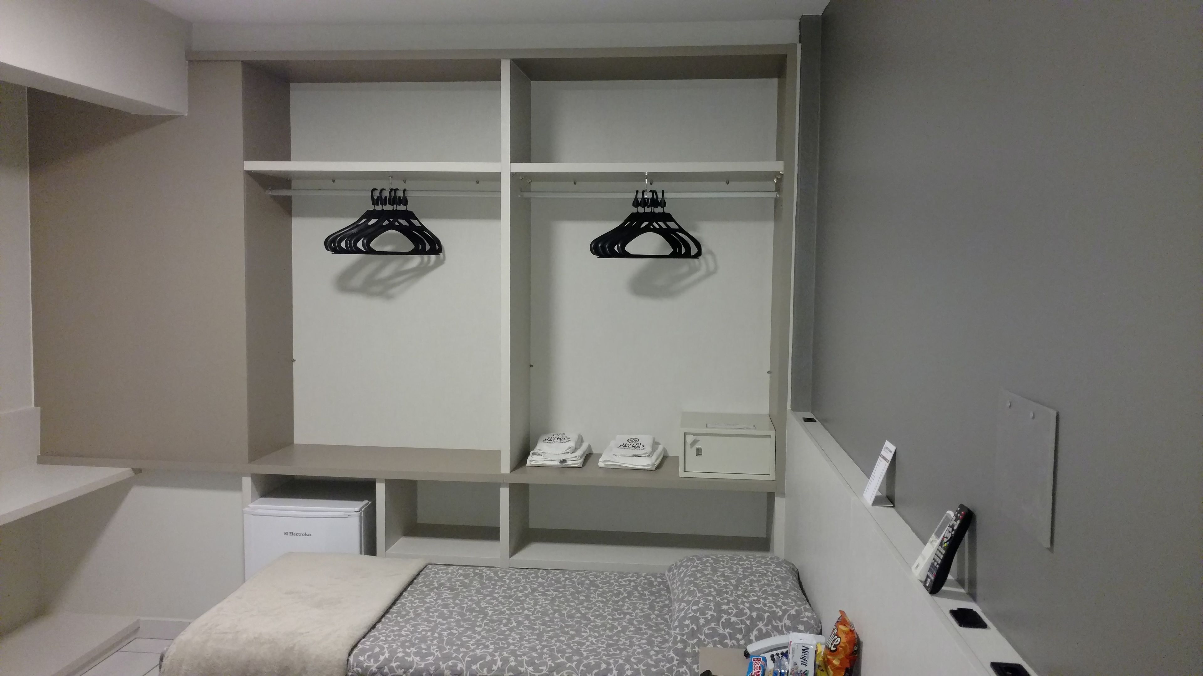 Habitación estándar con 1 cama matrimonial o 2 individuales | Minibar, caja de seguridad en la habitación y escritorio 