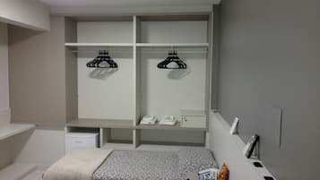 Habitación estándar con 1 cama matrimonial o 2 individuales | Minibar, caja de seguridad en la habitación y escritorio