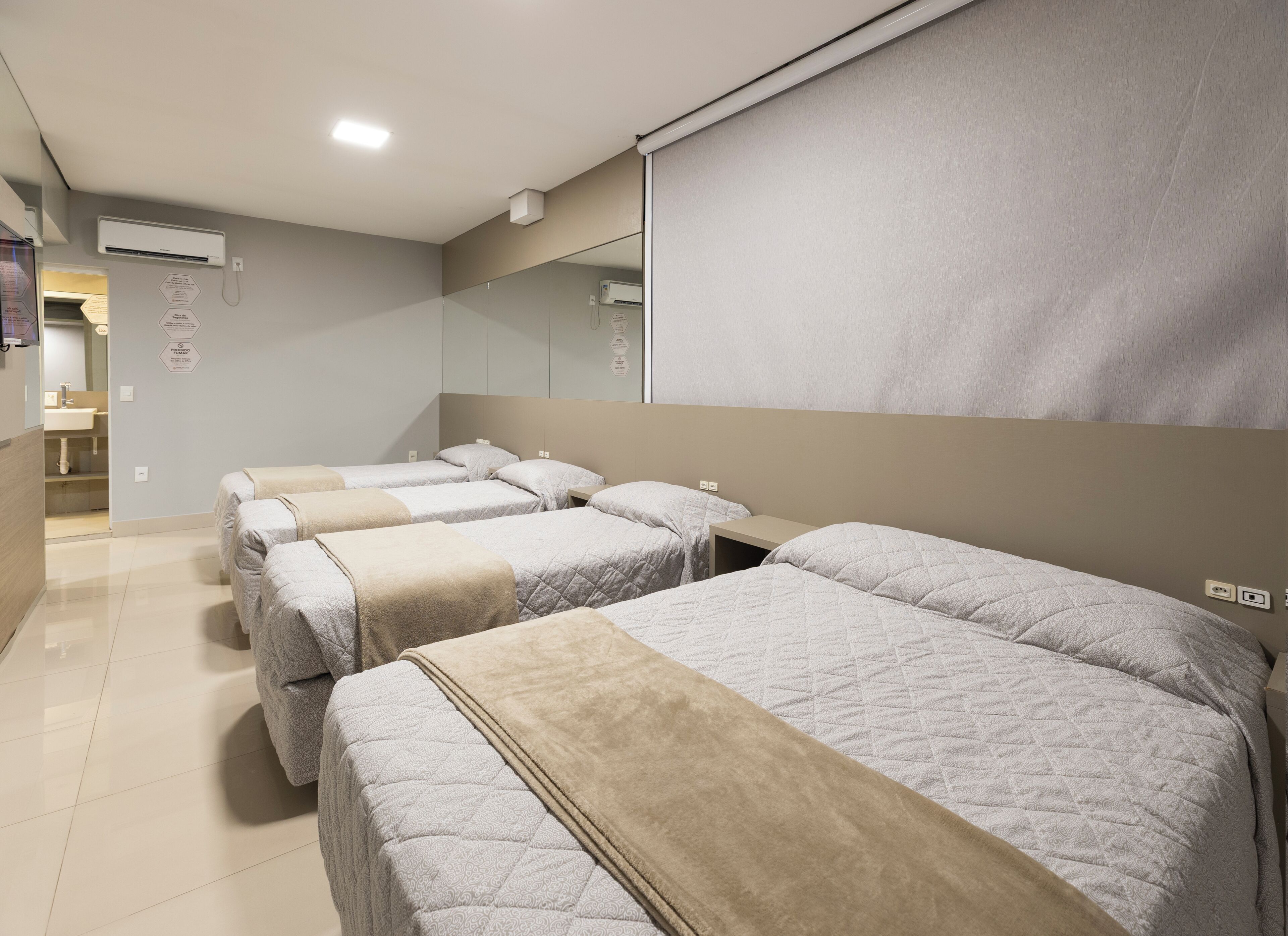   Standard Quintuple Room 1 c 3 s | Minibar, caja de seguridad en la habitación y escritorio 